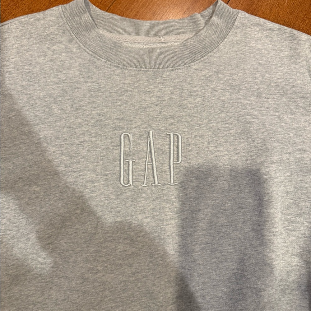 GAP Men's 90s style Gap embroidered Light Gray Crewneck Sweater - Picture 3 of 7